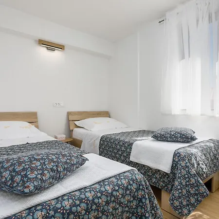 Appartement U Centru Blizu Plaze Njivice