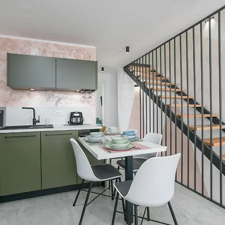 U Centru Blizu Plaze * Njivice