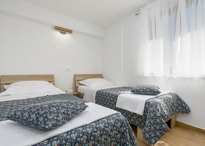 Appartamento U Centru Blizu Plaze Njivice