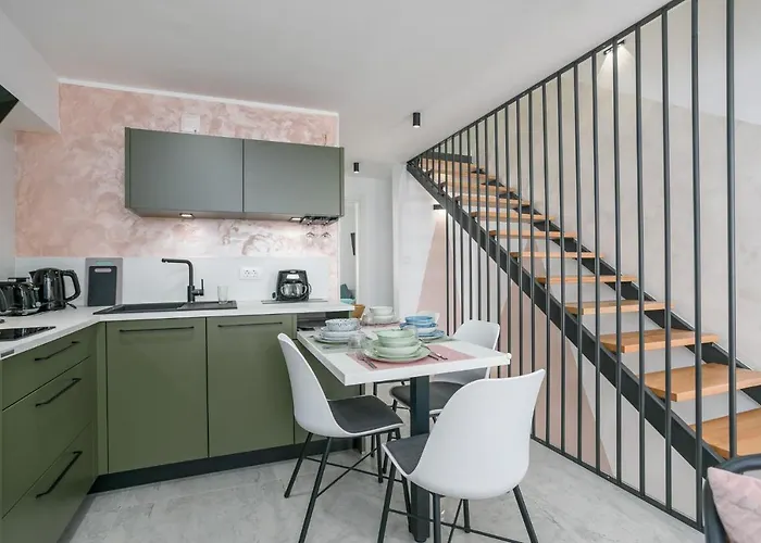 U Centru Blizu Plaze * Njivice